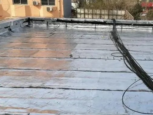 余姚卫生间漏水维修公司分享下余姚屋面楼顶防水刚性防水层施工要点。